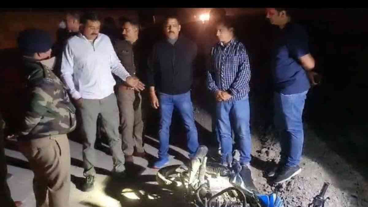 Dehradun police encounter | मुठभेड़ में बदमाश घायल, ज्वैलर्स को लूटने में था शामिल