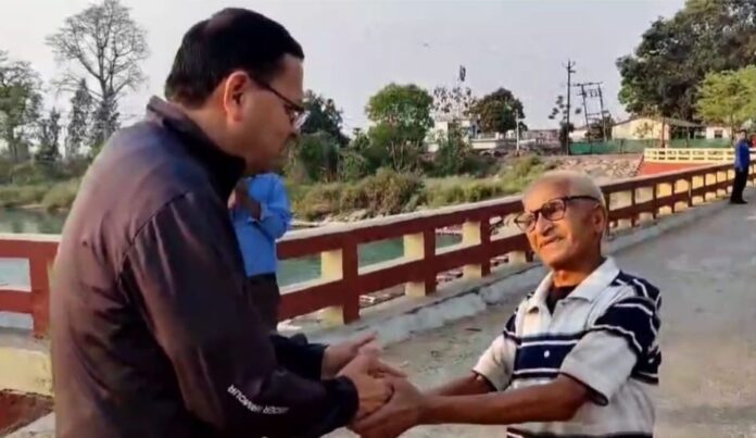 मॉर्निंग वॉक के दौरान Chief Minister Dhami ने  बुजुर्गों तक पहुंचाया मोदी का प्रणाम