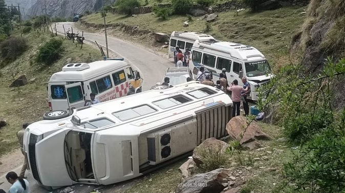 Uttarkashi News | गंगोत्री हाईवे पर तीर्थयात्रियों का वाहन दुर्घटनाग्रस्त, कई घायल