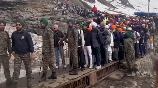 Hemkund Sahib Yatra : बर्फ के बीच बने आस्था पथ से हेमकुंड पहुंच रहे श्रद्धालु